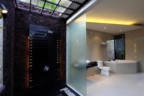 Villa, eigener Pool (Spinola) | Badezimmer | Badewanne und Dusche (separat), kostenlose Toilettenartikel