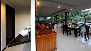 Une salle de bain moderne avec un lavabo blanc et un meuble-lavabo en bois.