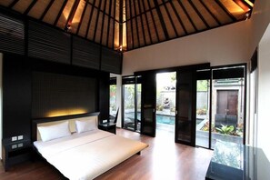 วิลล่า, สระว่ายน้ำส่วนตัว (Spinola) | มินิบาร์ฟรีบางอย่าง, ตู้นิรภัยในห้องพัก, โต๊ะทำงาน, ผ้าม่านกันแสง