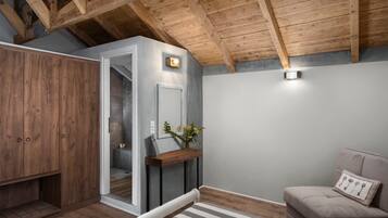 أغطية فراش متميزة وأسرّة تيمبور بديك وميني بار وخزنة داخل الغرفة