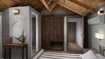 أغطية فراش متميزة وأسرّة تيمبور بديك وميني بار وخزنة داخل الغرفة