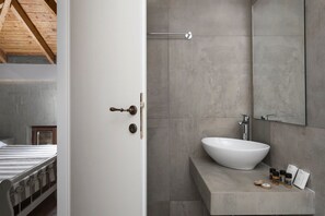 Habitación con 1 cama matrimonial o 2 individuales (Loft) | Baño | Regadera, amenidades de baño gratuitas, secadora de cabello, pantuflas