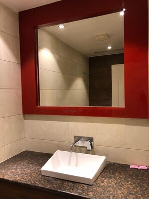 Deluxe Room | Bathroom | Deep-soaking bathtub, free toiletries, towels