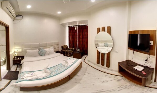 Executive Room | 1 bedroom, premium bedding, minibar, desk