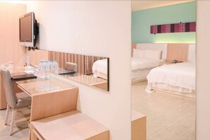 A hotel room with a desk, chair, and a bed. - i-Deal Hotel (Taichung)
