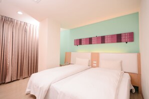 Simple Twin Room | In-room safe, desk, free WiFi, bed sheets - i-Deal Hotel (Taichung)