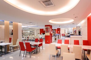 Daily buffet breakfast (TWD 150 per person)