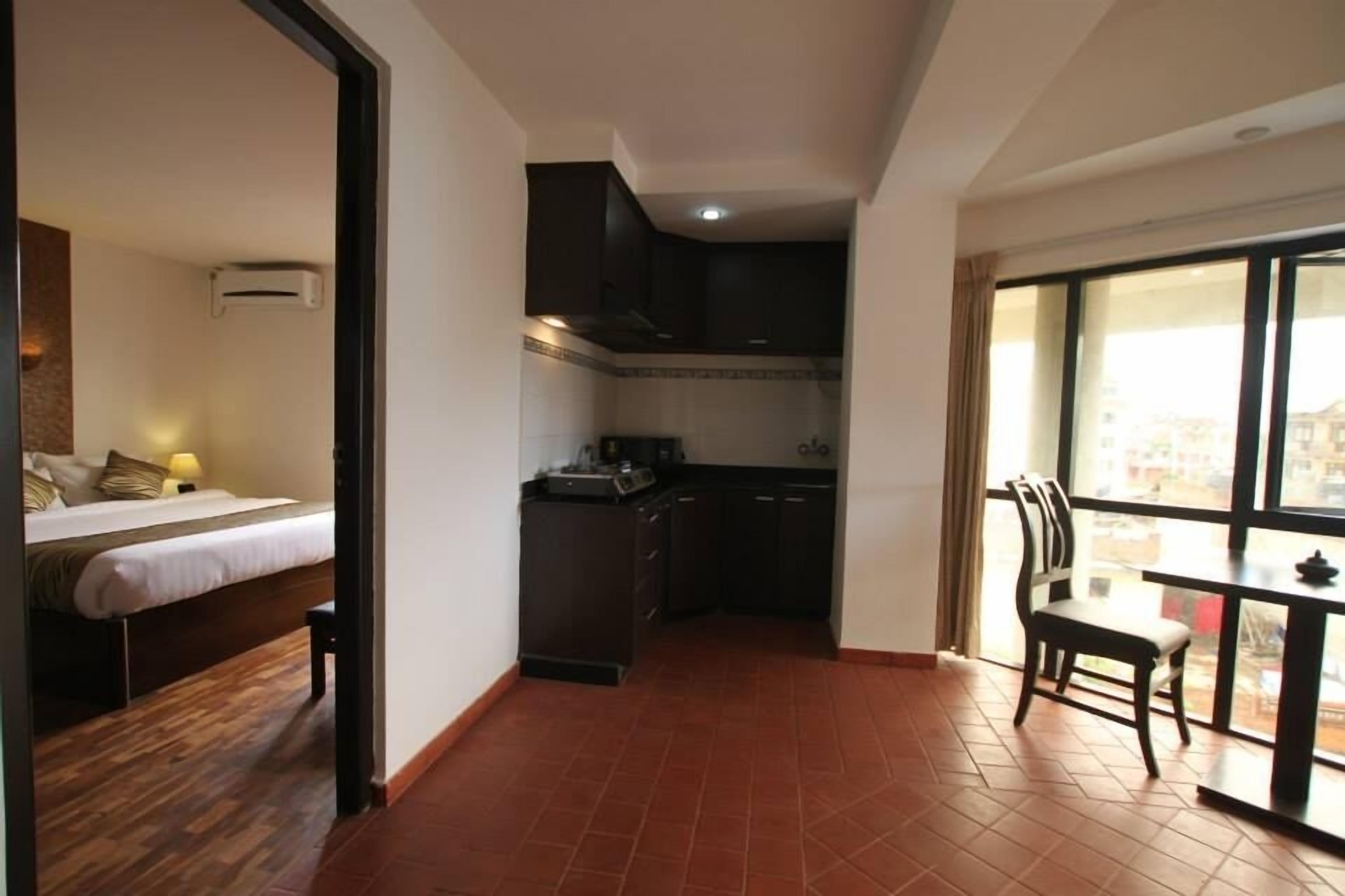 32-inch lcd tv with cable channels, tv, dvd player