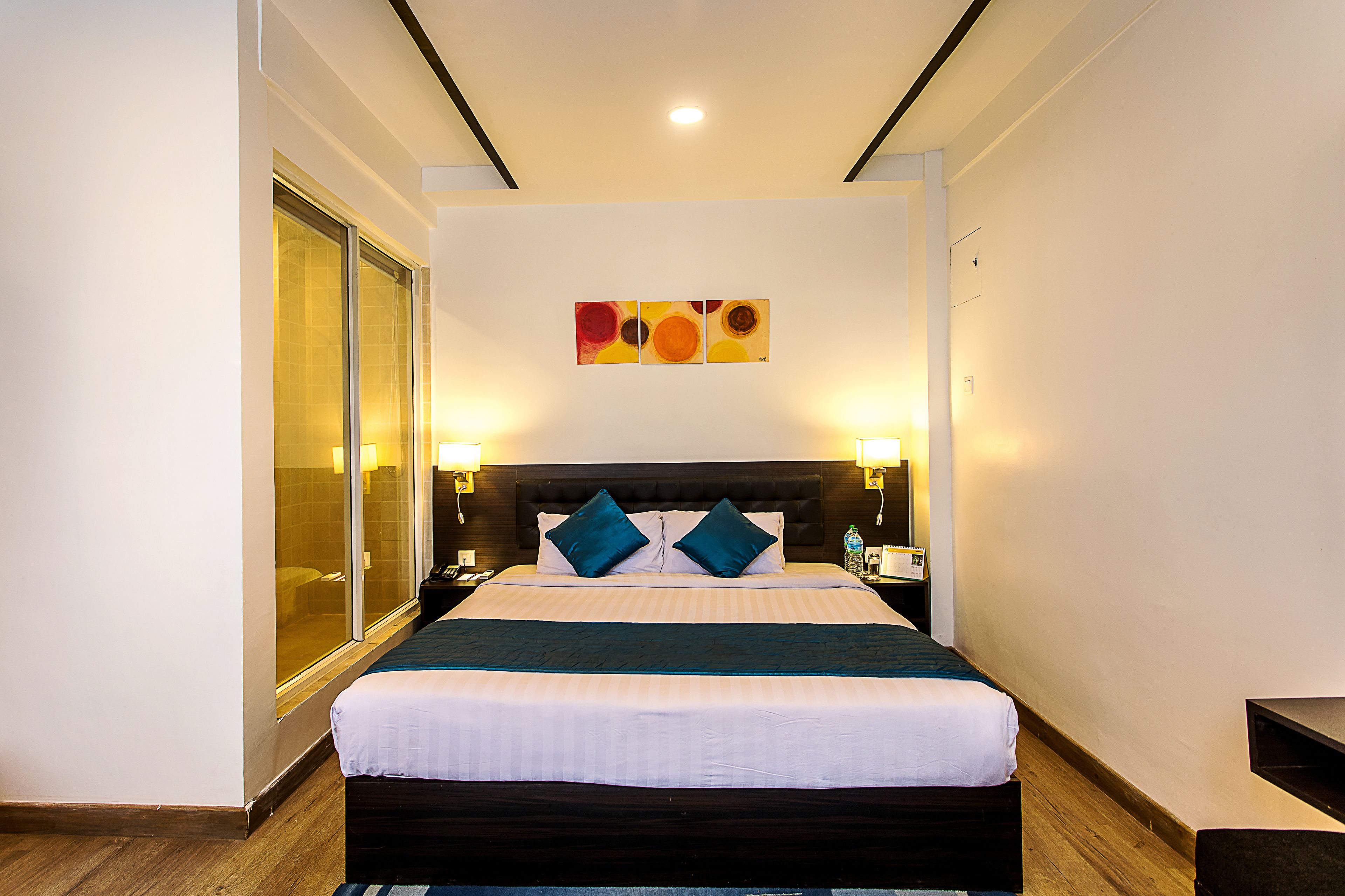 deluxe single | premium bedding, in-room safe, desk, soundproofing