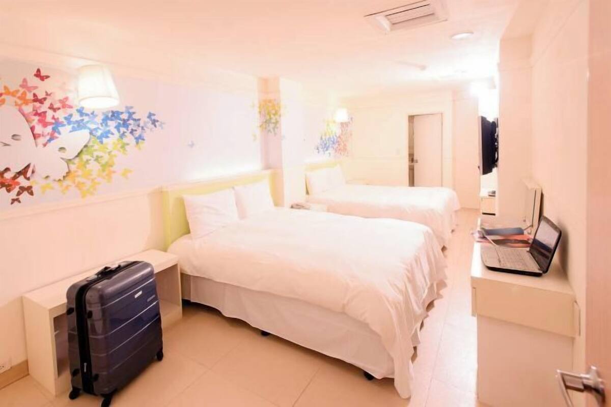 Individually decorated, desk, blackout drapes, free WiFi