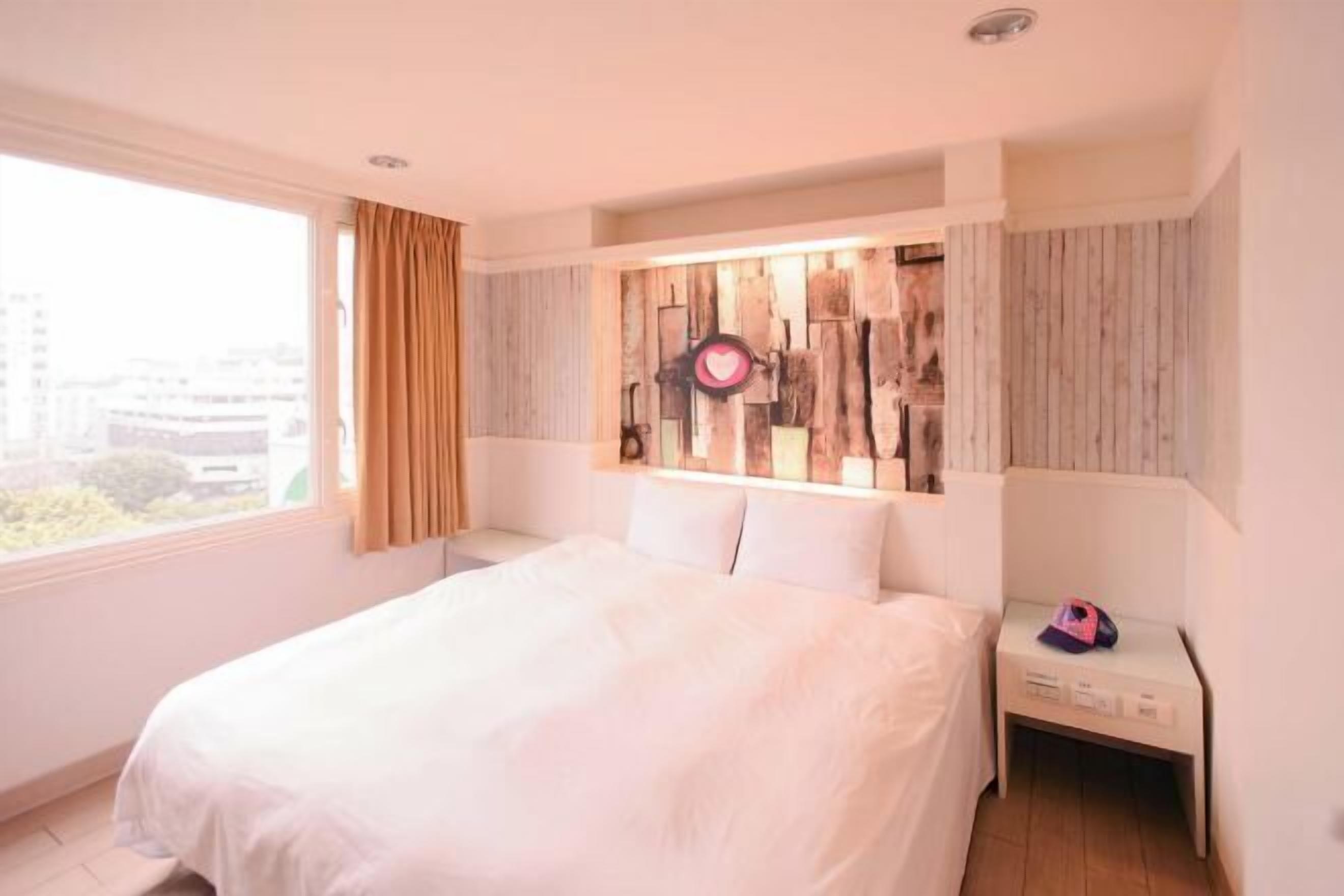 Individually decorated, desk, blackout drapes, free WiFi