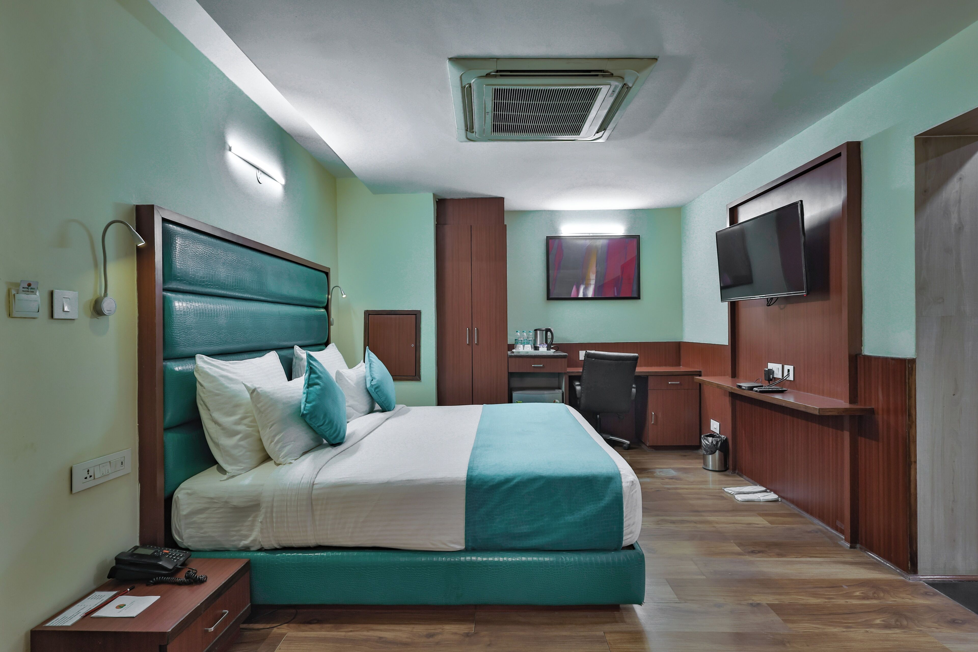 Habitación familiar | Ropa de cama de alta calidad, minibar, caja fuerte y escritorio