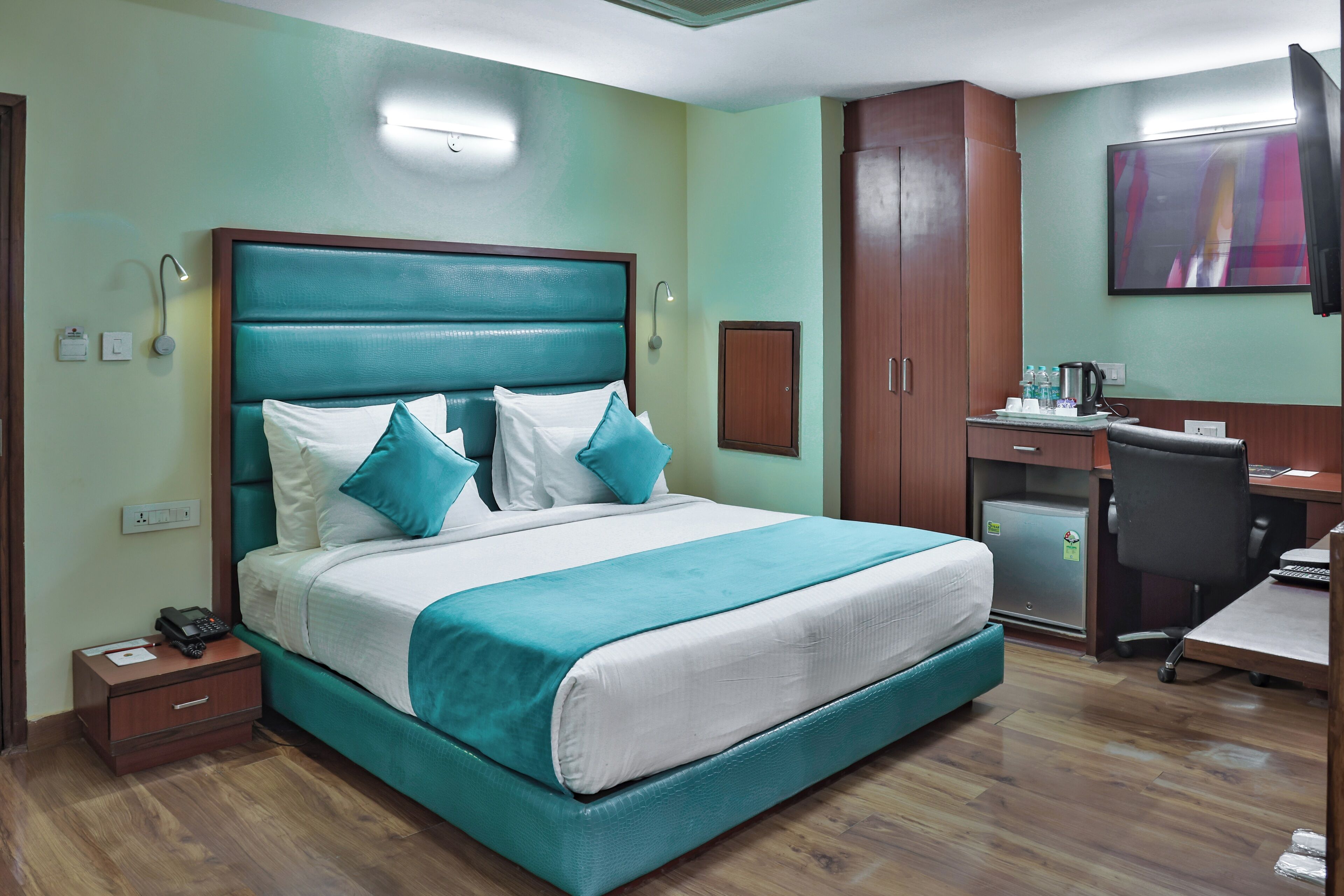Una habitación de hotel con una cama grande, un escritorio y una silla.