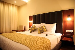 Premium bedding, minibar, in-room safe, desk - Hotel Cama (Mohali)