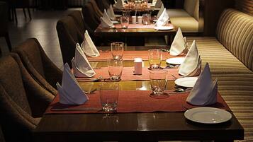 2 restaurantes; se sirven desayunos, almuerzos, cenas y brunches