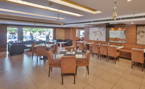 2 restaurants, serveren ontbijt, lunch, diner, fusion-gerechten