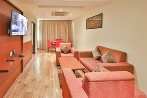 Roupas de cama premium, frigobar, cofres nos quartos, escrivaninha