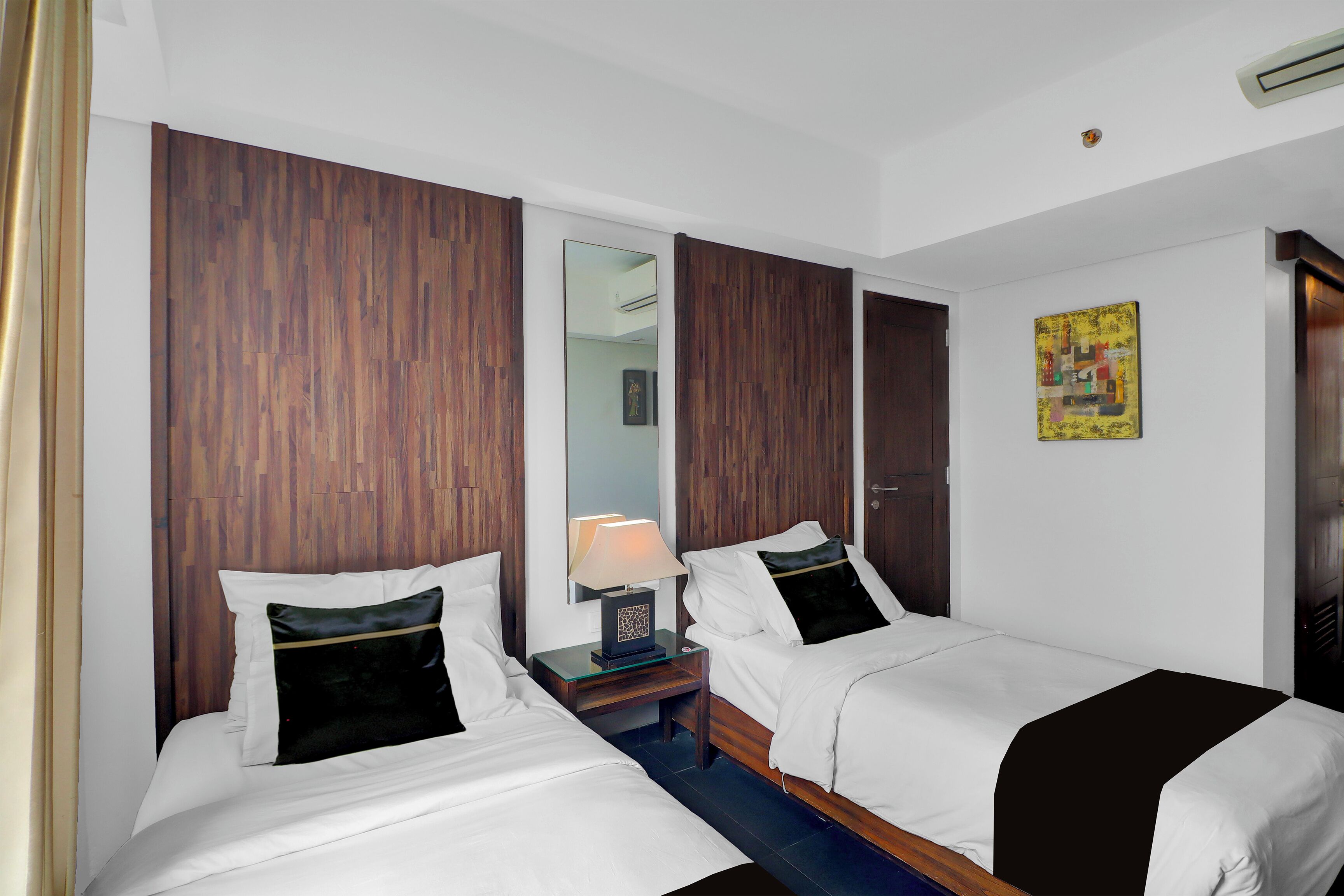 Deluxe Twin Room | Minibar, in-room safe, desk, blackout drapes