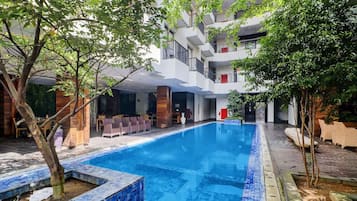 Una piscina al aire libre