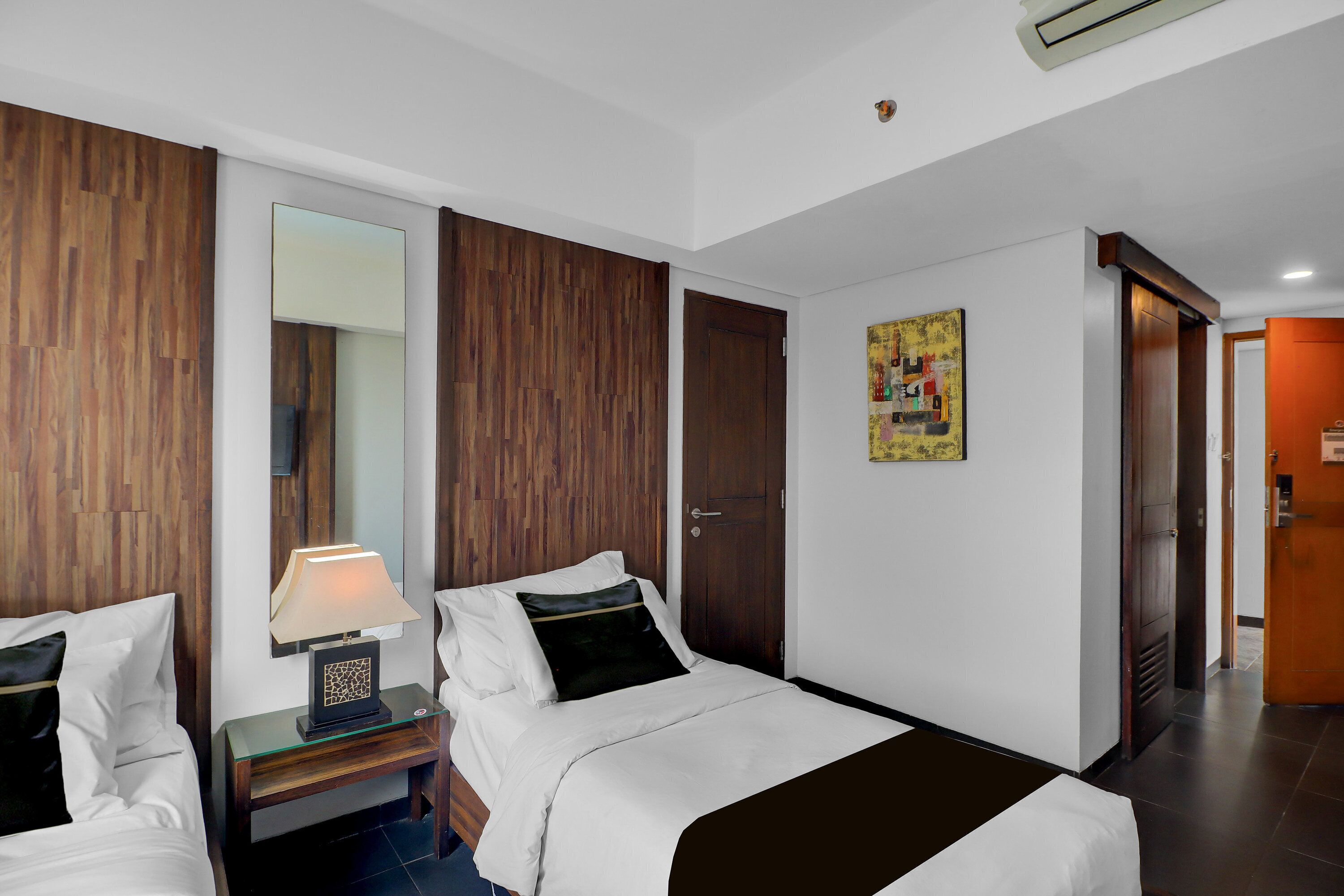 Deluxe Twin Room | Minibar, in-room safe, desk, blackout curtains