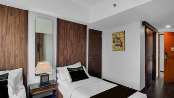 Deluxe Twin Room | Minibar, in-room safe, desk, blackout curtains