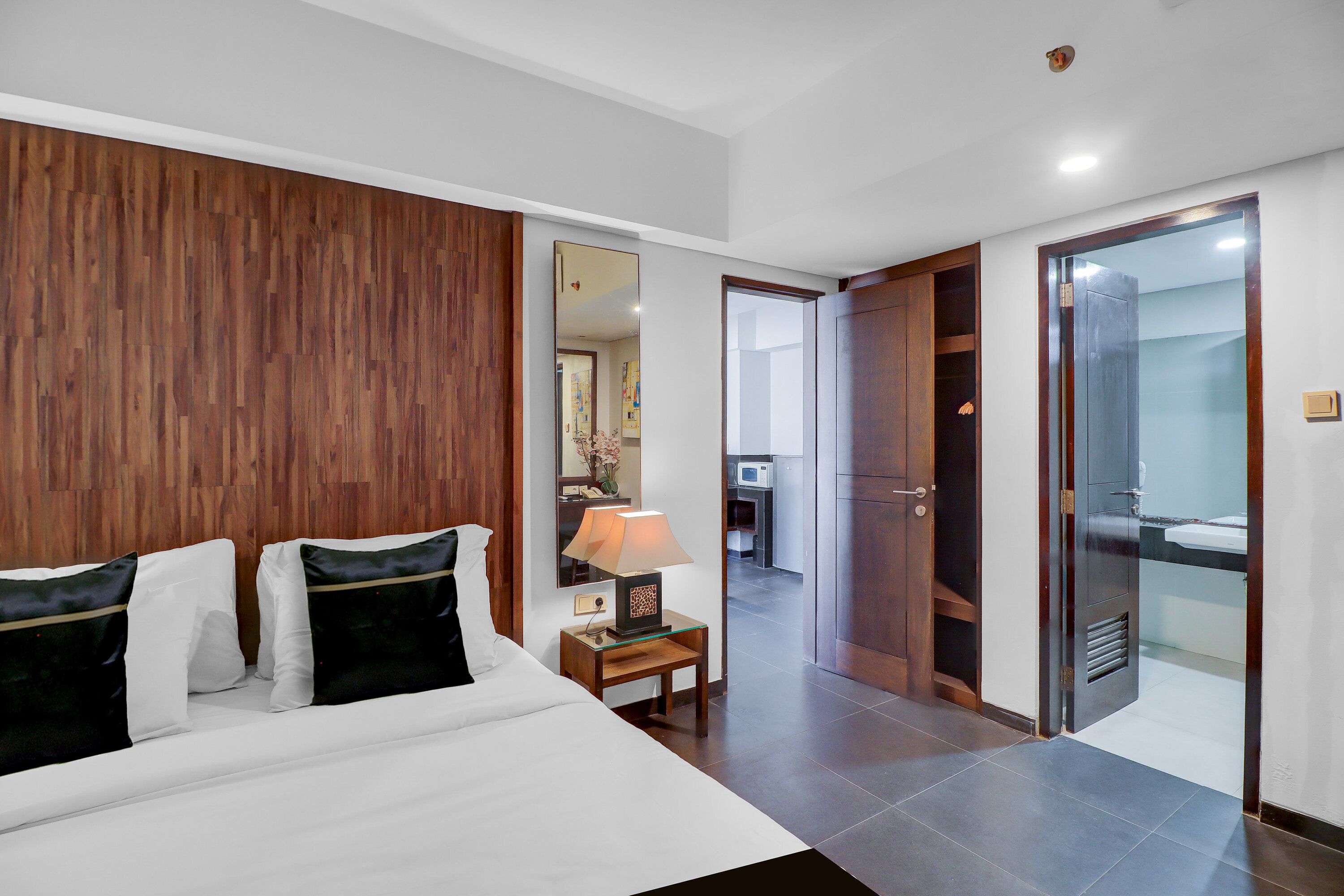 Deluxe Suite | Minibar, in-room safe, desk, blackout drapes