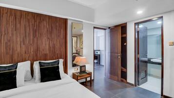 Deluxe Suite | Minibar, in-room safe, desk, blackout drapes