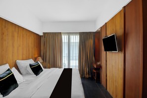 Minibar, caja de seguridad en la habitación y escritorio 