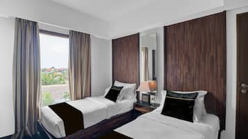 Kamar Twin Deluks | Minibar, brankas, meja kerja, dan tirai kedap cahaya