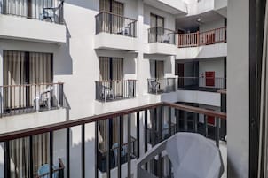 Quarto casal luxo | Frigobar, cofres nos quartos, escrivaninha, cortinas blackout