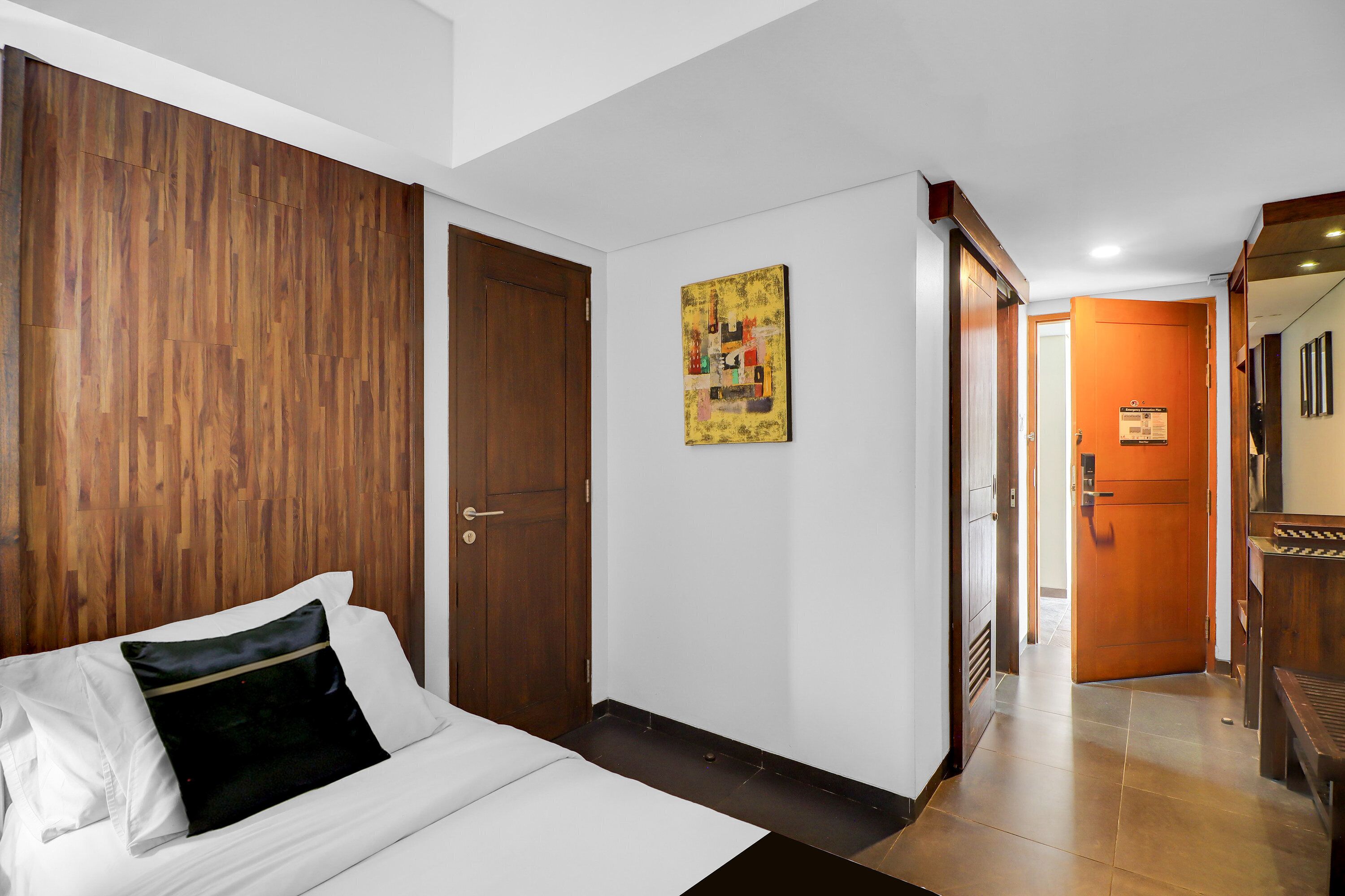 Deluxe Twin Room | Minibar, in-room safe, desk, blackout drapes