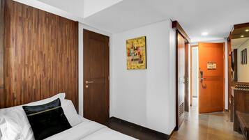 Deluxe Twin Room | Minibar, in-room safe, desk, blackout drapes