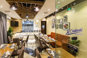 Petit déjeuner, déjeuner et dîner servis sur place