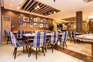 S'hi serveixen esmorzars, dinars i sopars