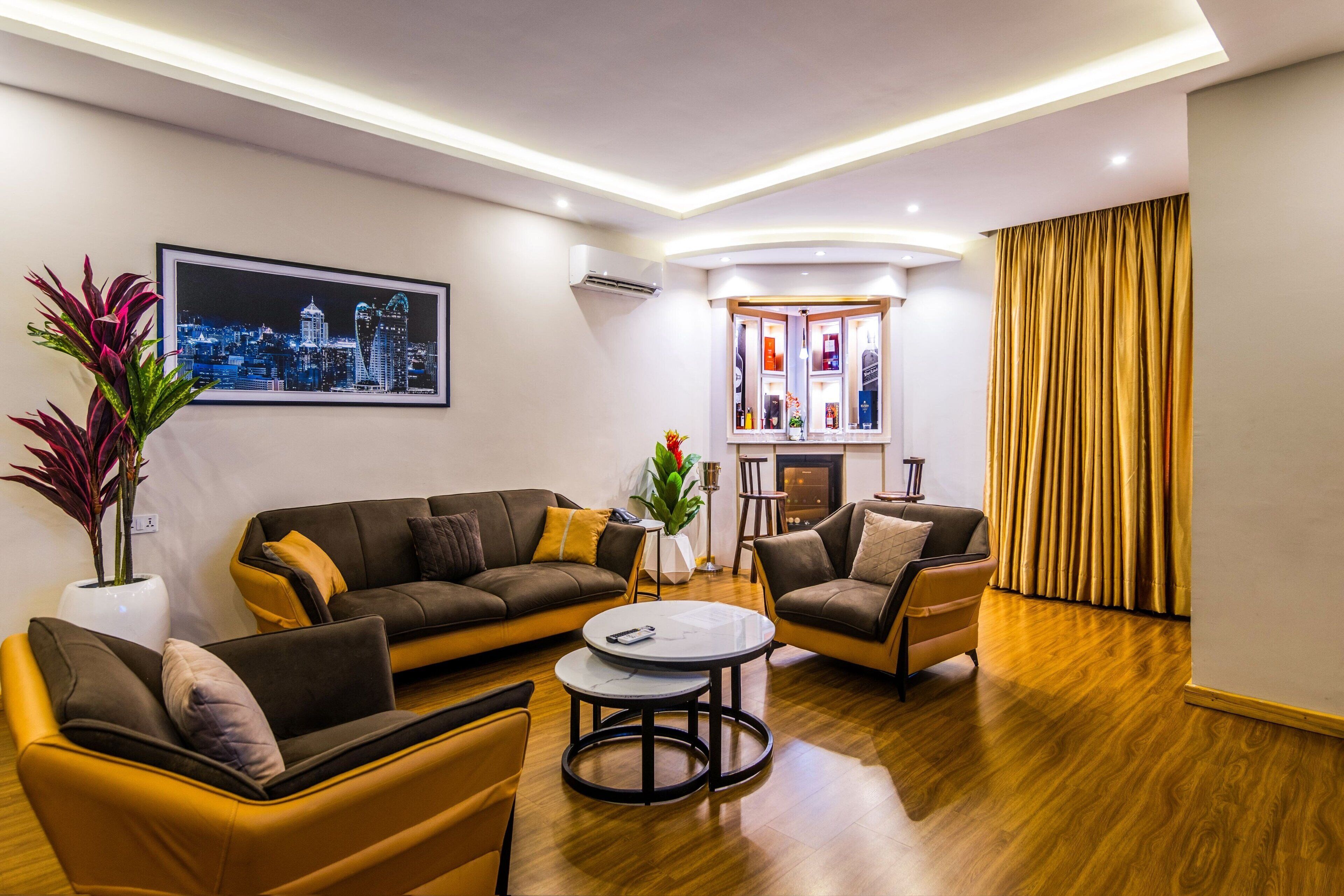 Suite ejecutiva, 1 habitación, vistas a la ciudad | Caja fuerte, escritorio, tabla de planchar con plancha y cunas gratuitas