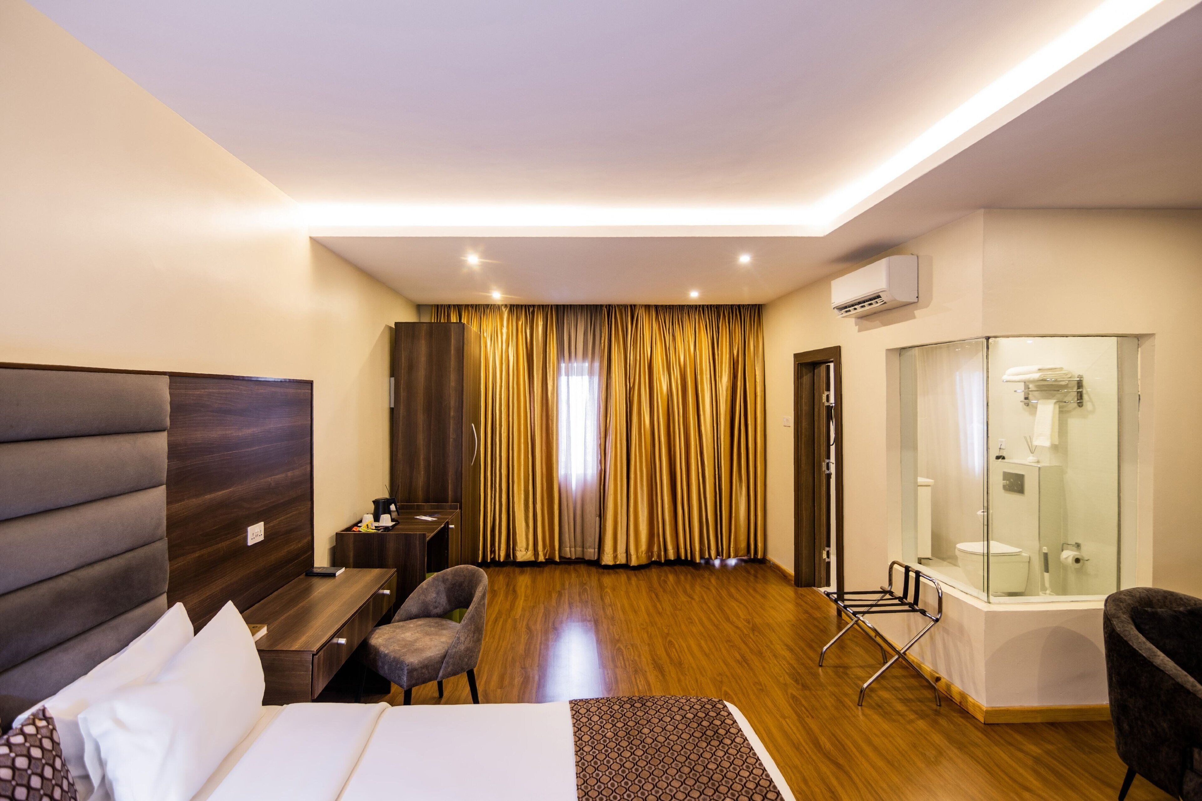 Grand Room, 1 King Bed, City View | In-room safe, desk, iron/ironing board, free cribs/infant beds