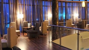 Un hall amplio con techo alto, ventanas grandes y una decoración de estilo moderno.