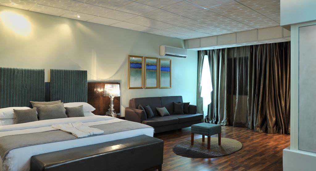 Estudio | Caja fuerte, escritorio, tabla de planchar con plancha y cunas gratuitas