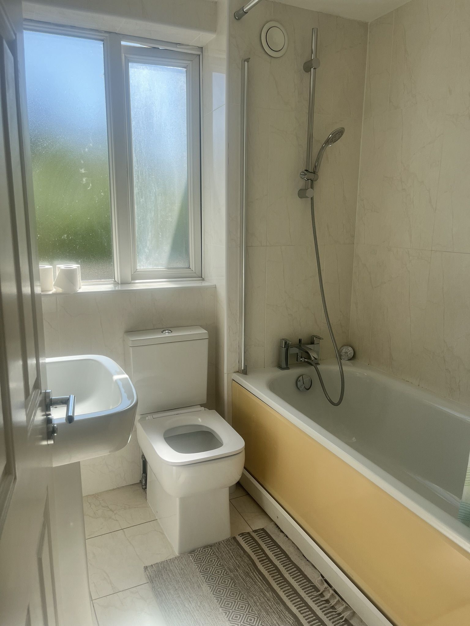 A bathroom with a toilet, bidet, and bathtub.