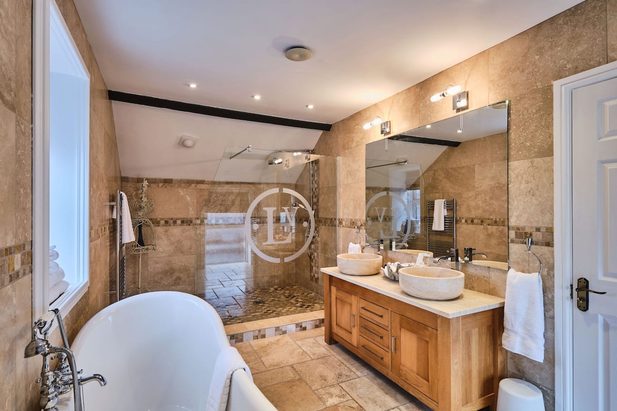 romantic double room, ensuite | bathroom | hair dryer, towels, soap, shampoo