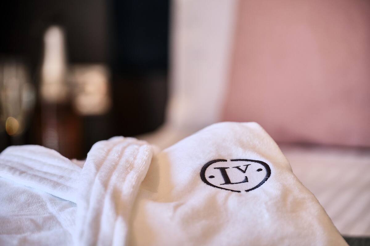 luxury double room, ensuite | 1 bedroom, iron/ironing board, free wifi, bed sheets