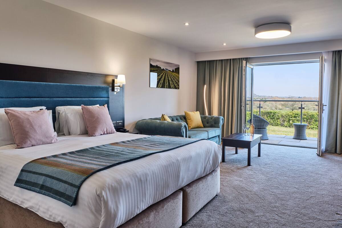 superior double room, ensuite | 1 bedroom, iron/ironing board, free wifi, bed sheets