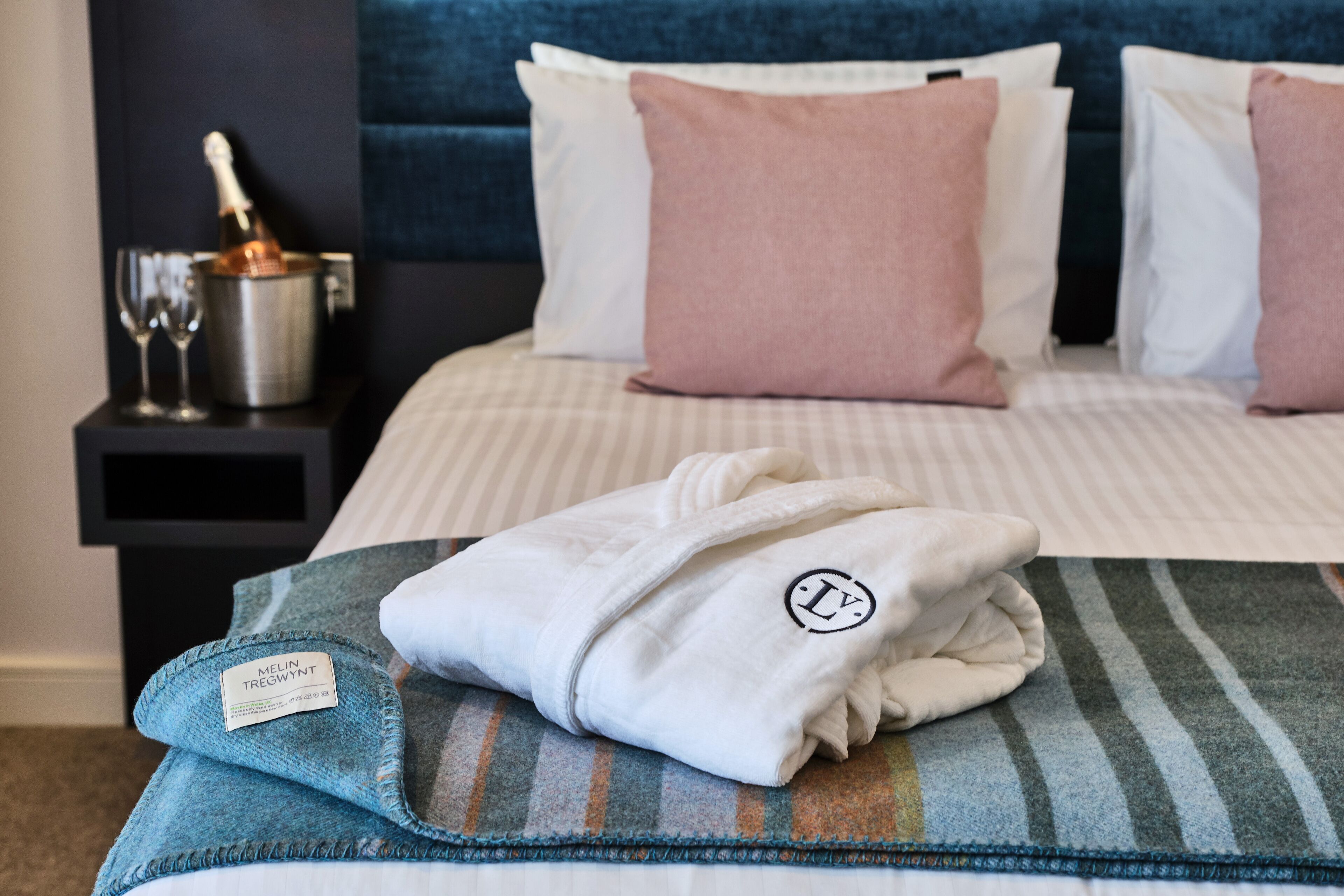 luxury double room, ensuite | 1 bedroom, iron/ironing board, free wifi, bed sheets