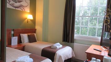 Chambre avec lits jumeaux, salle de bains attenante