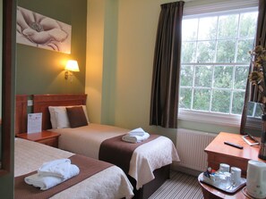 Chambre avec lits jumeaux, salle de bains attenante