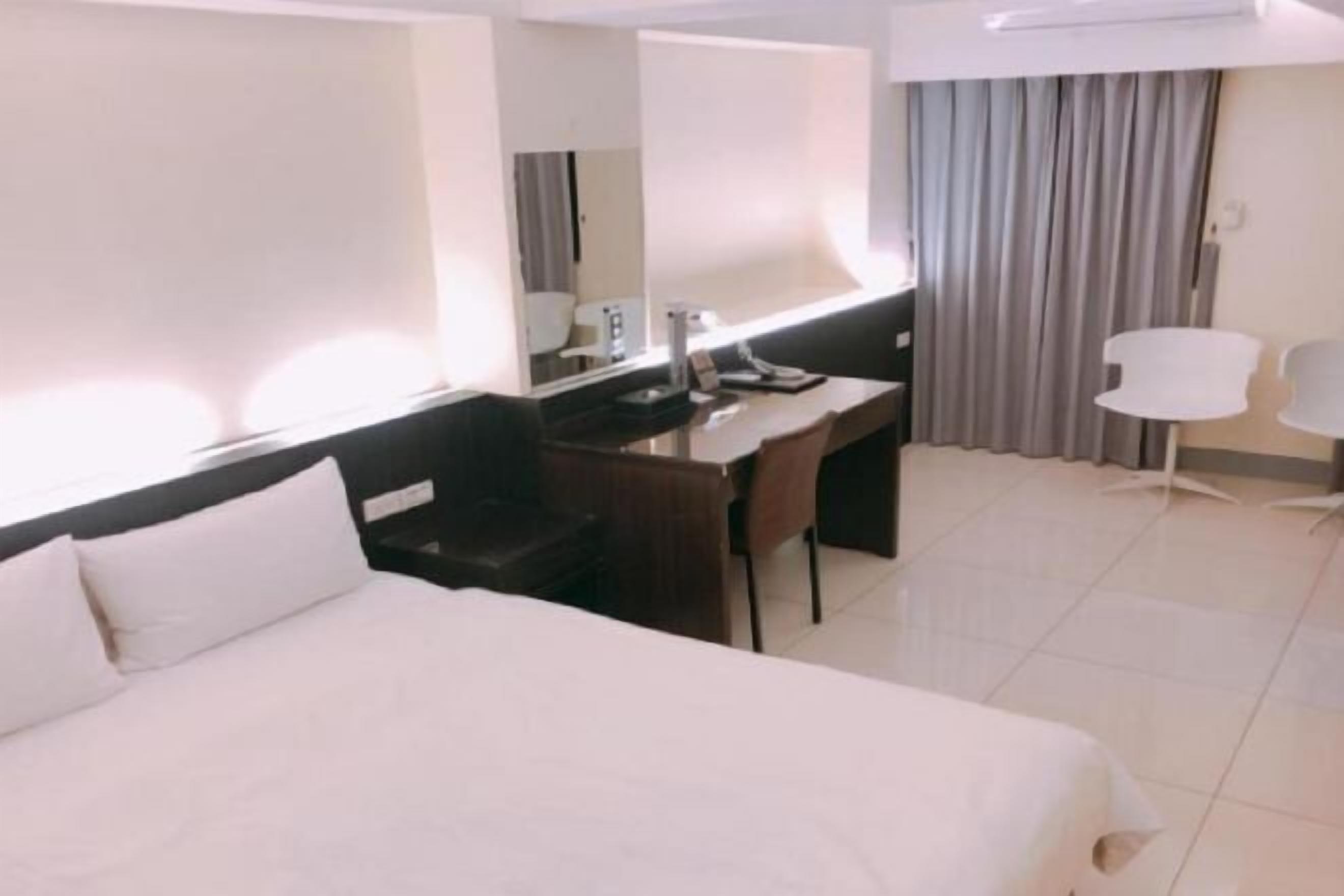 办公桌、免费 WiFi