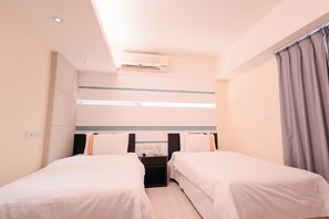 Standard Twin Room | Desk, free WiFi