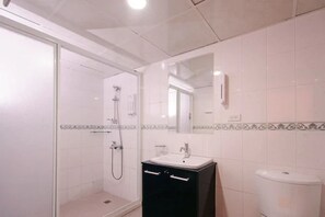Habitación estándar, 2 camas individuales (No Window) | Regadera en el baño