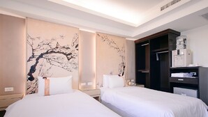 A hotel room with two beds, a minibar, and a large wall mural. - Kiwi Express Hotel - Kaohsiung Station (Kaohsiung)