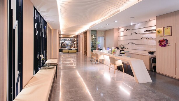 A modern hotel lobby with a sleek design, featuring a long reception desk, comfortable seating areas, and a well-lit ceiling. - Kiwi Express Hotel - Kaohsiung Station (Kaohsiung)